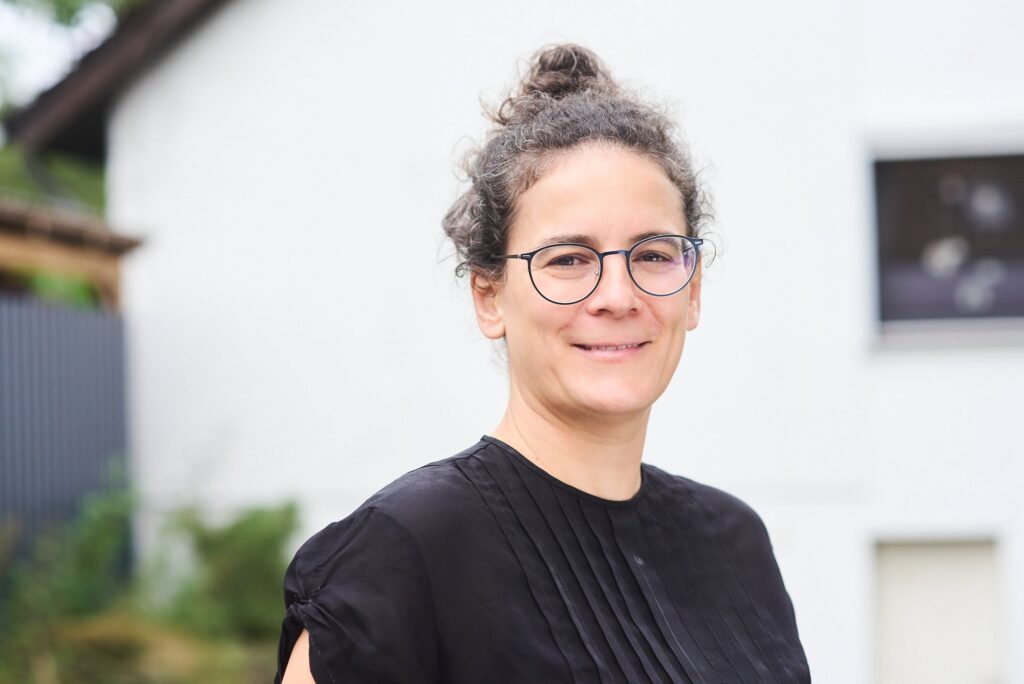 Barbara Roß vor einer weißen Hauswand