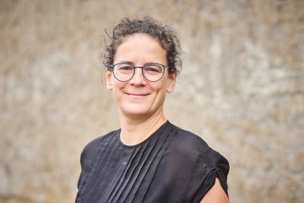 Barbara Roß vor einer Steinwand