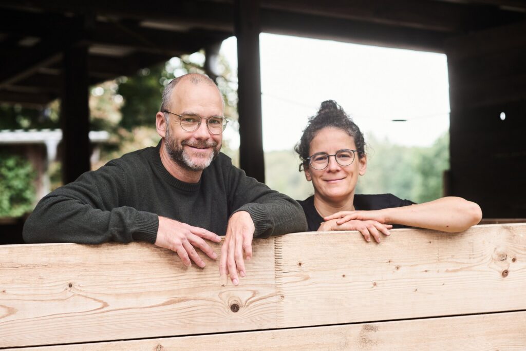 Barbara Roß und Sven Trogus an der Holzbrüstung, Blick nach draußen