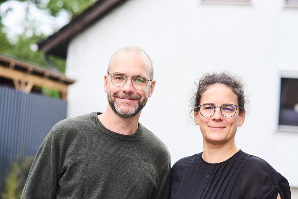 Barbara Roß und Sven Trogus vor einer weißen Hauswand